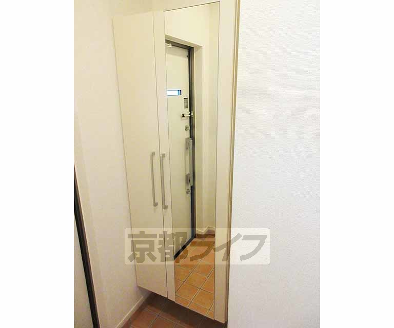 収納　靴箱には姿見鏡が付いてます