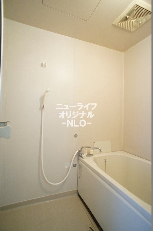 バス・シャワールーム　バスタブに浸かって一日の疲れをゆっくり癒せます☆