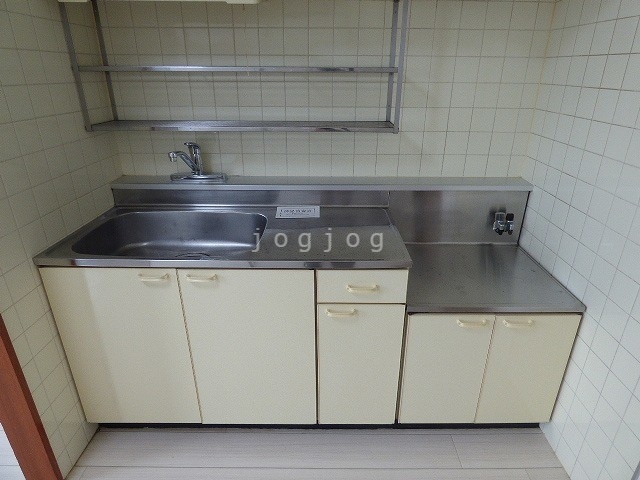 キッチン　寝室から居間へ