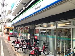 コンビニ　ファミリーマート西麻布霞町店（コンビニ）まで69m