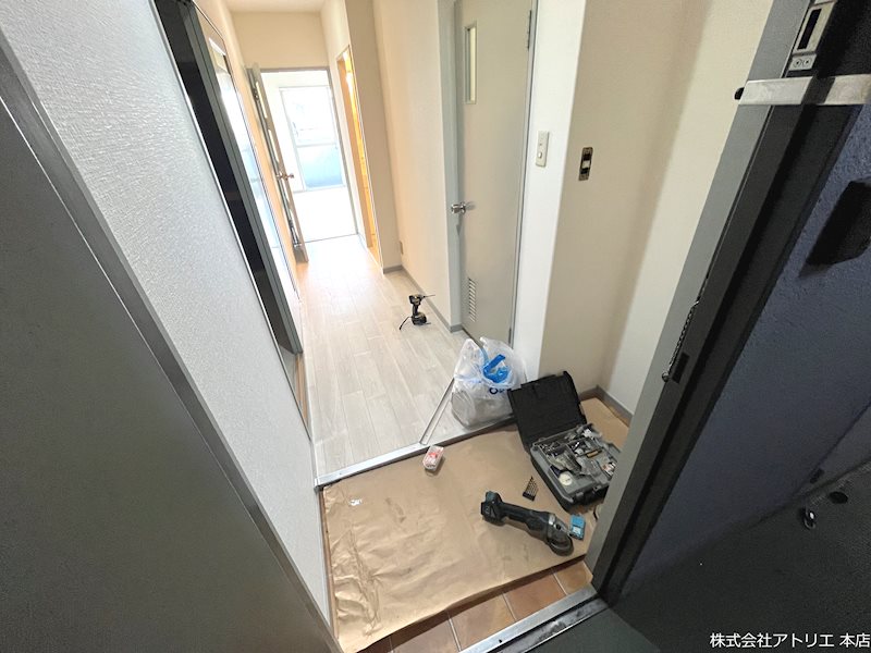 玄関　リフォーム中です。