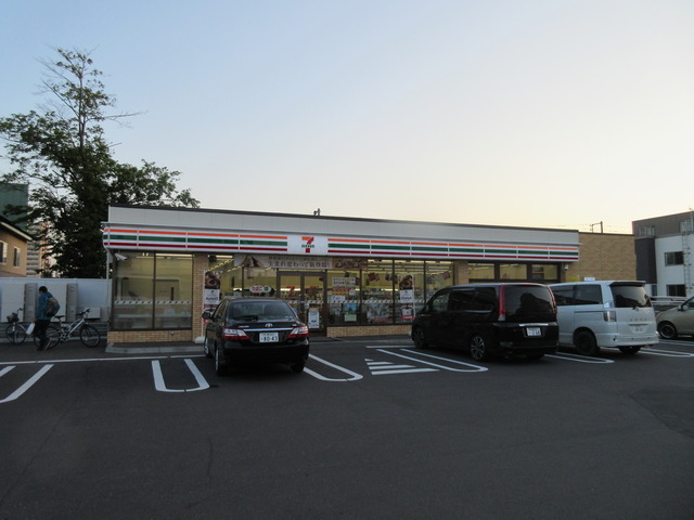 コンビニ　セブンイレブン札幌本通9丁目店（コンビニ）まで692m