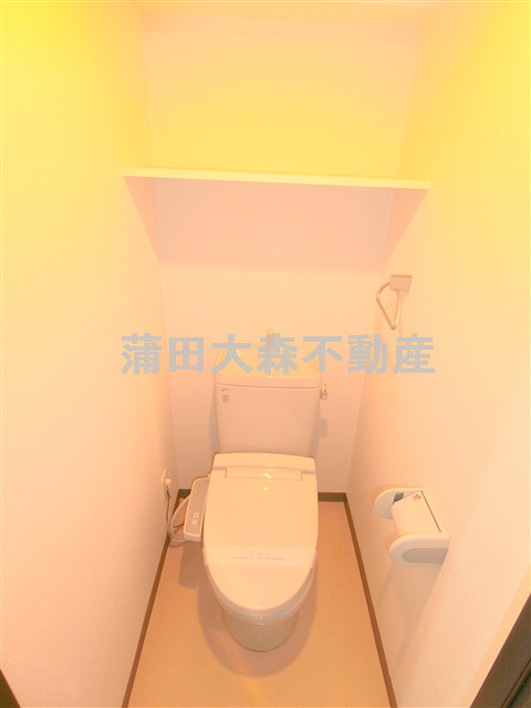 トイレ　温水洗浄便座と棚付のトイレの