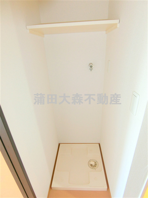 その他設備　棚付きの室内洗濯機置き場