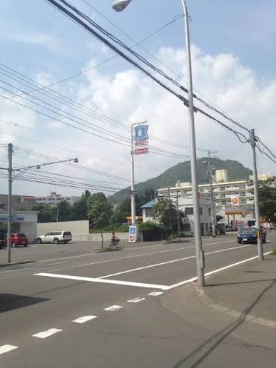 コンビニ　ローソン札幌旭ヶ丘店（コンビニ）まで460m