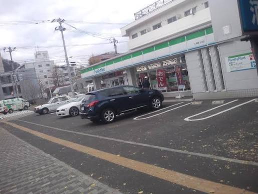 コンビニ　ファミリーマート札幌南8条西18丁目店（コンビニ）まで666m
