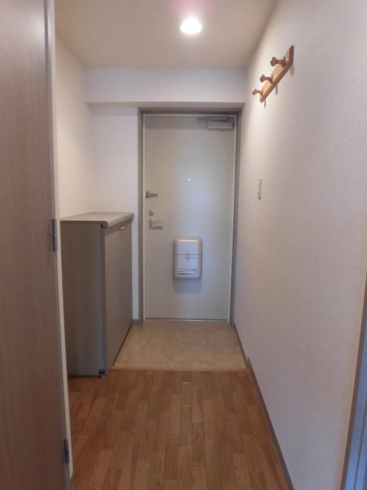 玄関　玄関※室内写真は同建物他室です。