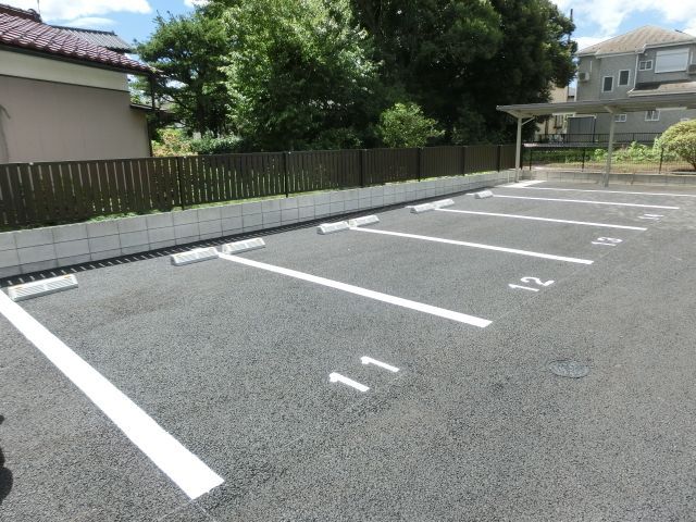 駐車場　駐車場スペースもたっぷりあり便利です。