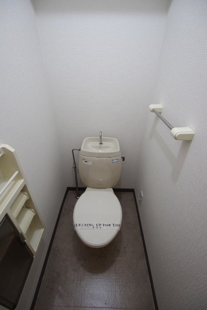 トイレ　同物件別号室の写真です。