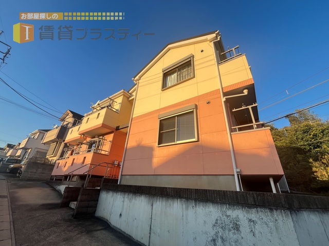 建物外観　オレンジのツートンカラー。