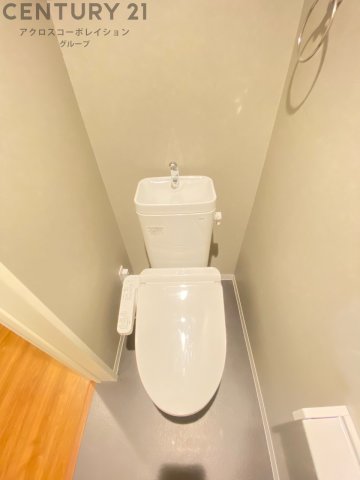 トイレ　温水洗浄便座付きのトイレです♪