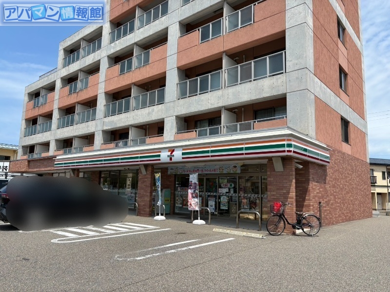 コンビニ　セブンイレブン新潟小新4丁目店（コンビニ）まで0m