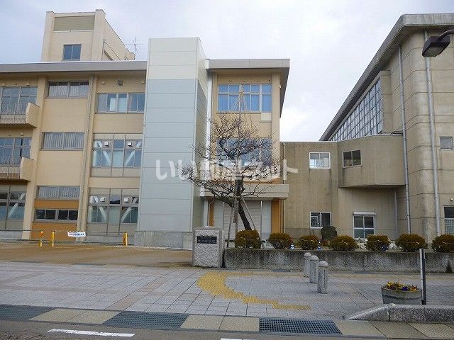 中学校　砺波市立出町中学校（中学校）まで1813m