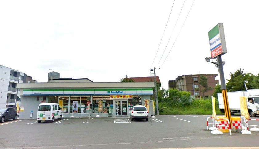 コンビニ　ファミリーマート札幌厚別中央4条店（コンビニ）まで162m