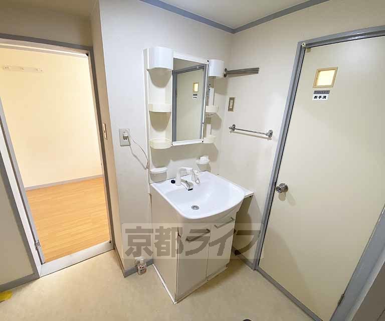 洗面設備　収納スペース多数あります