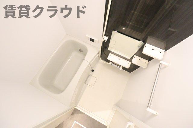 バス・シャワールーム　アクセントパネルがシックで落ち着いた雰囲気の浴室です！