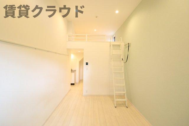 居室・リビング　爽やかな色のアクセントクロスがおしゃれなスペースを演出♪