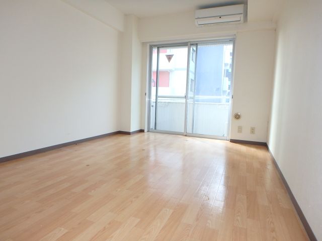 居室・リビング　※別部屋の写真です。