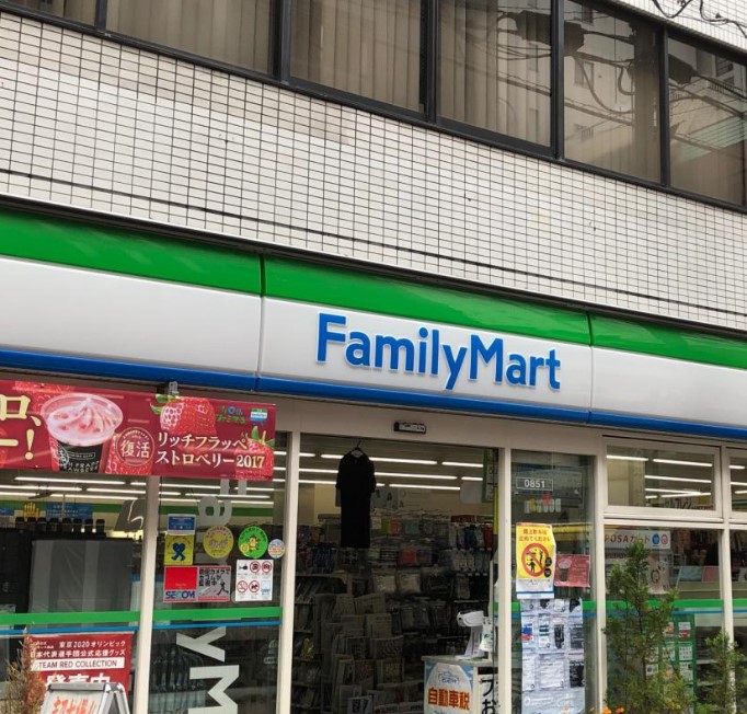 コンビニ　ファミリーマート新宿御苑駅前店（コンビニ）まで40m