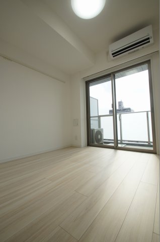 居室・リビング　優しい色合いの床材を使用した居住空間です。