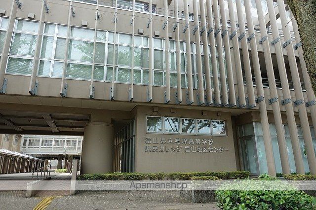 高校・高専　富山県立雄峰高校職員室専攻科（高校・高専）まで265m
