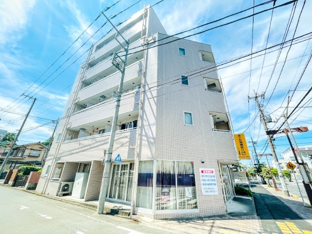 建物外観　角地に建つ風通しのよいマンション