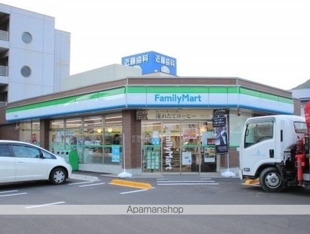 コンビニ　ファミリーマート三原宮浦店（コンビニ）まで190m
