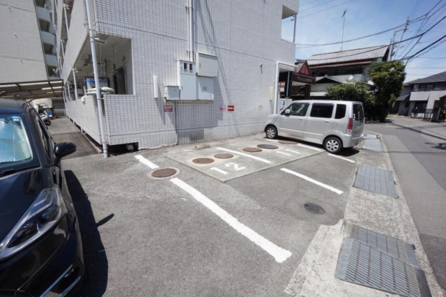 【松山市福音寺町のマンションの駐車場】