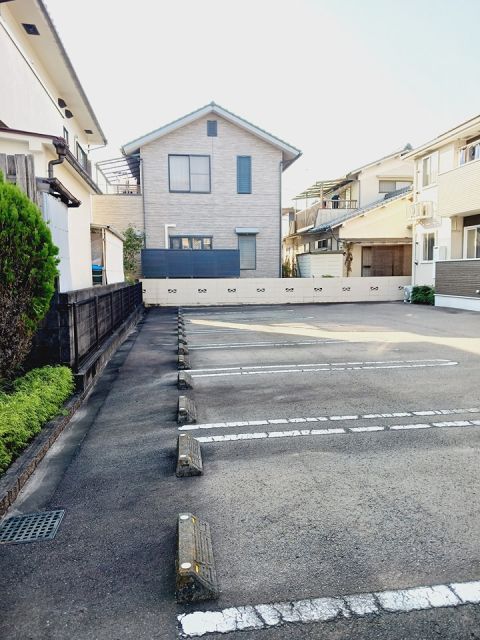 【松山市内浜町のアパートの駐車場】