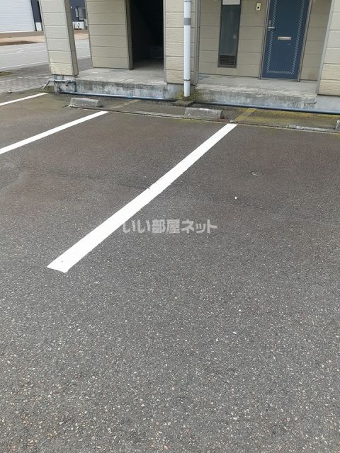 【長岡市南七日町のアパートの駐車場】