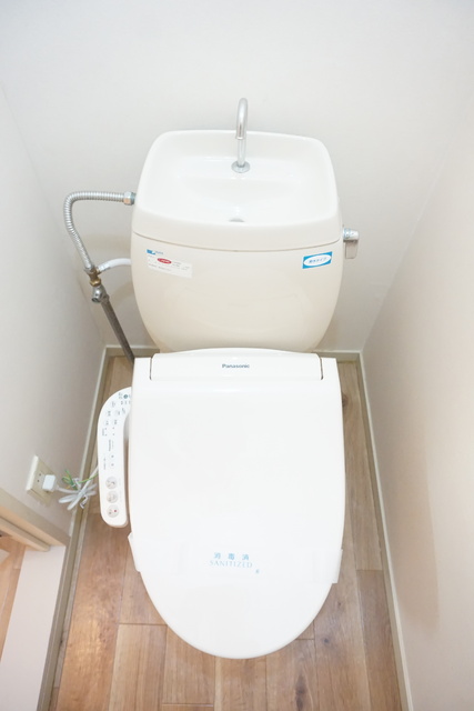 トイレ　温水洗浄機能付きの便座です★