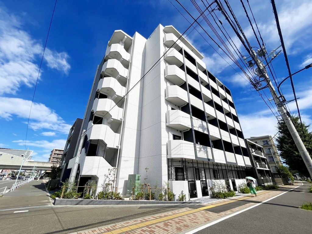 【稲城市東長沼のマンションの建物外観】