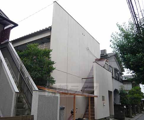 京都市右京区梅津堤上町のアパートの建物外観