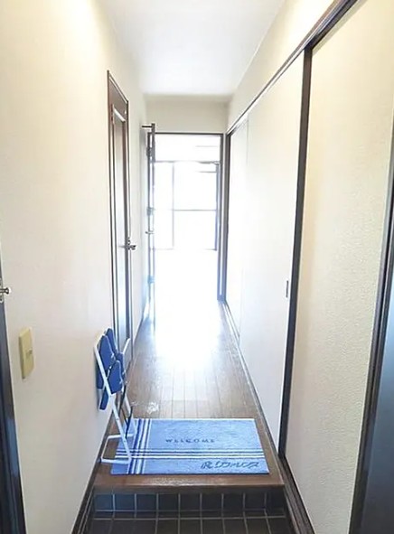 エントランス　入居中の為別号室のお写真となります。