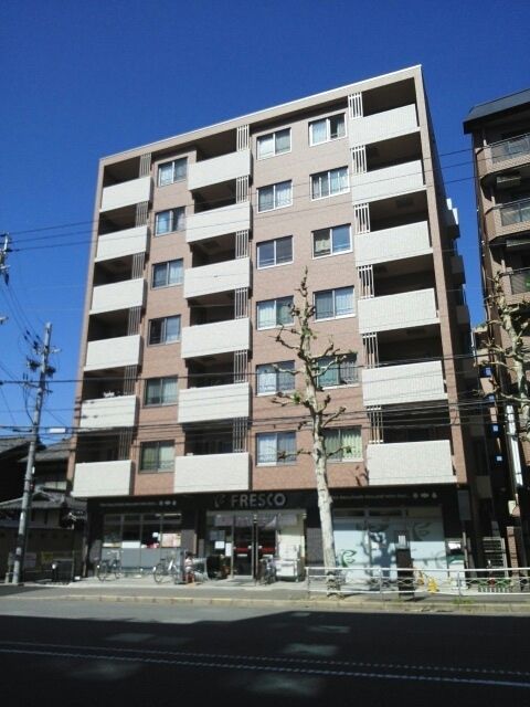 京都市右京区西院乾町のマンションの建物外観