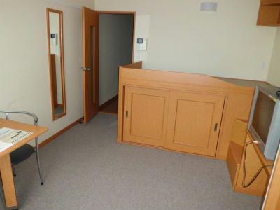 居室・リビング　居室入口に、姿見が設置してあります。