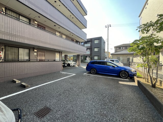 【アルファークレストの駐車場】