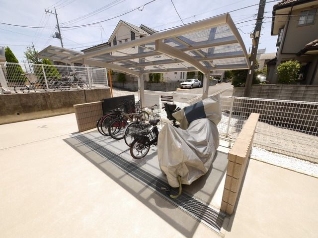 【川崎市高津区向ケ丘のアパートの駐車場】