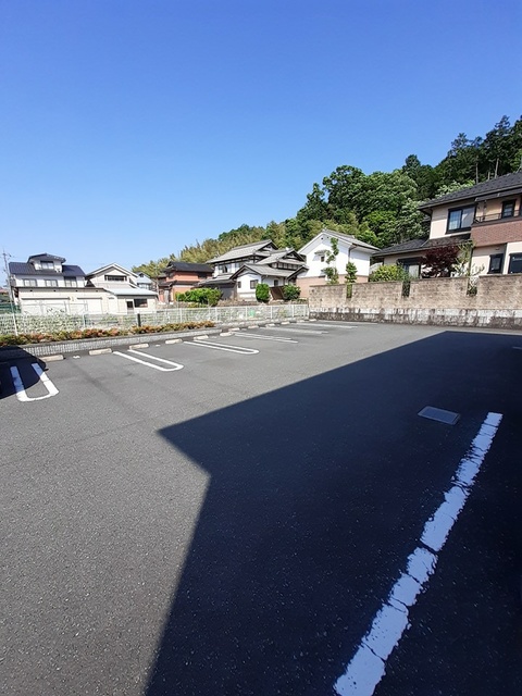 【ブライトン　コートの駐車場】