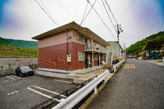 岡山市北区御津野々口のアパートの建物外観