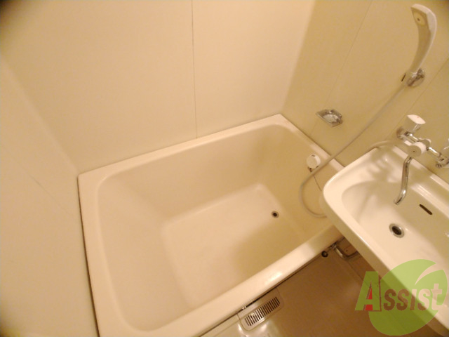 バス・シャワールーム　バス・トイレ一緒でお掃除しやすいですよ～。