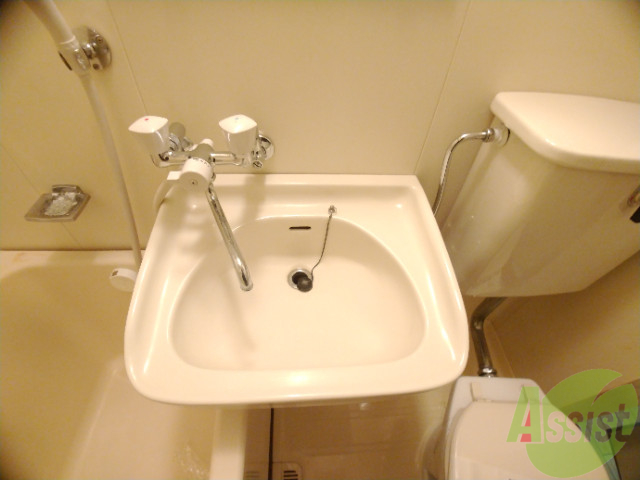 洗面設備　浴室の洗面台で歯磨き、洗顔にご利用できます。