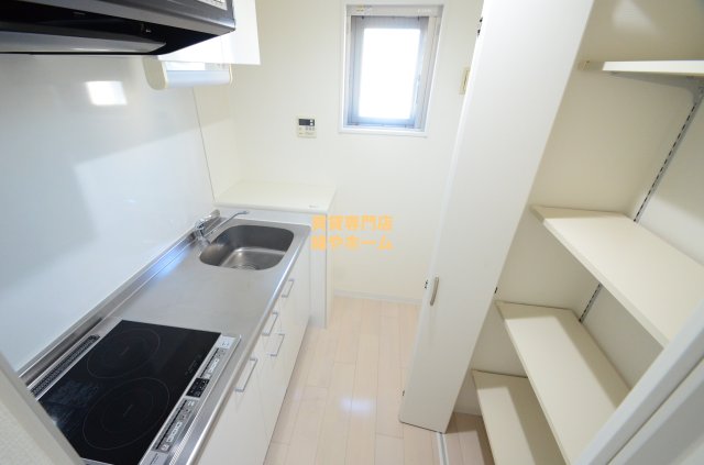 キッチン　貴重なパントリー付きのキッチンです