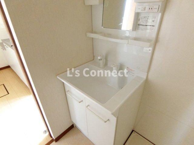 洗面設備　朝の支度もスムーズな独立洗面台。