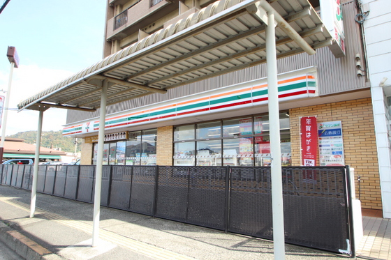 コンビニ　セブンイレブン広島戸坂千足店（コンビニ）まで860m