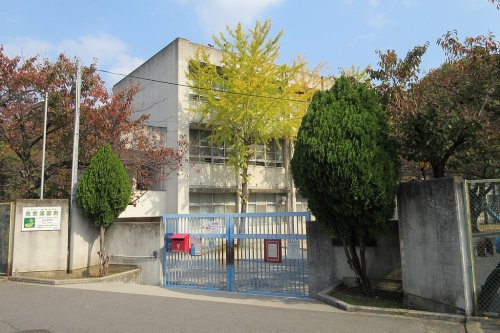 小学校　五箇荘東小学校（小学校）まで570m