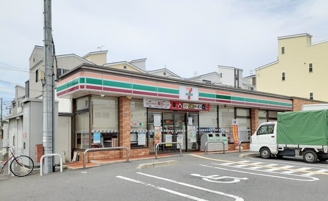 コンビニ　セブンイレブン様（コンビニ）まで80m