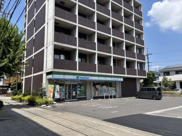 コンビニ　ファミリーマート岩塚本通三丁目店（コンビニ）まで436m