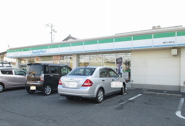 コンビニ　ファミリーマート橿原小綱町店（コンビニ）まで750m