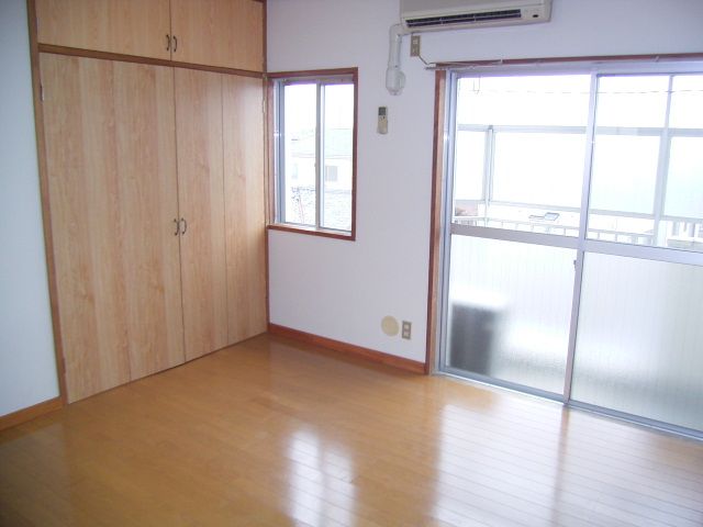 居室・リビング　居室明るいです。